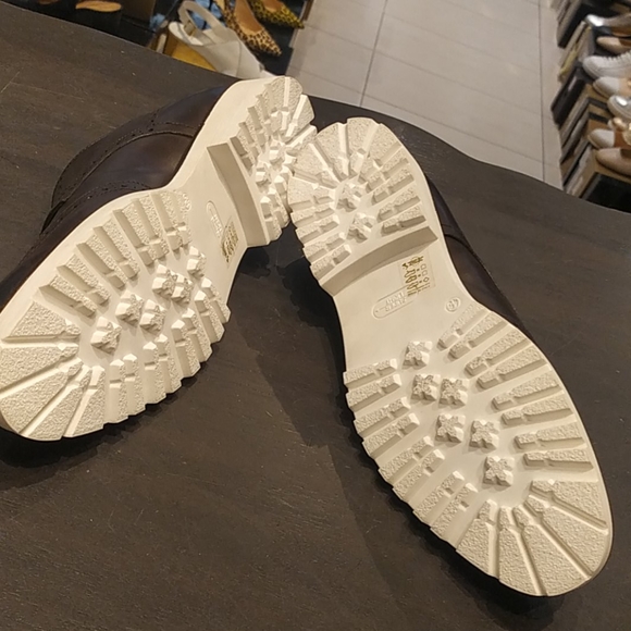 Selling - Picture 2 of 4